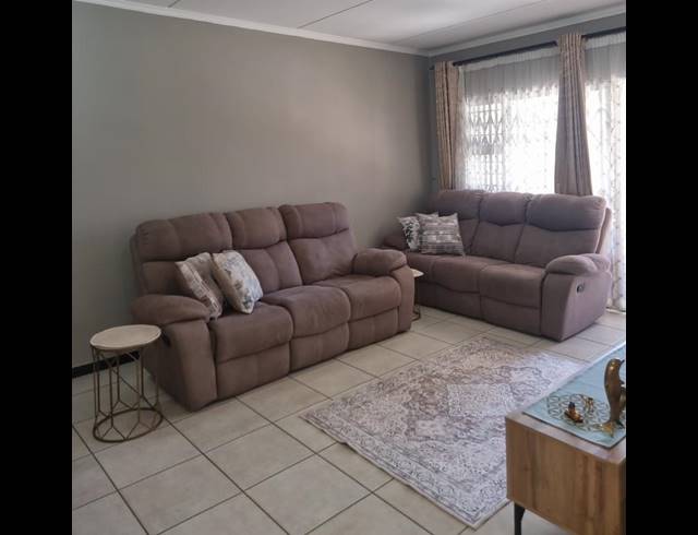 3 BEDROOM TOWNHOUSE FOR SALE IN GREENSTONE HILL